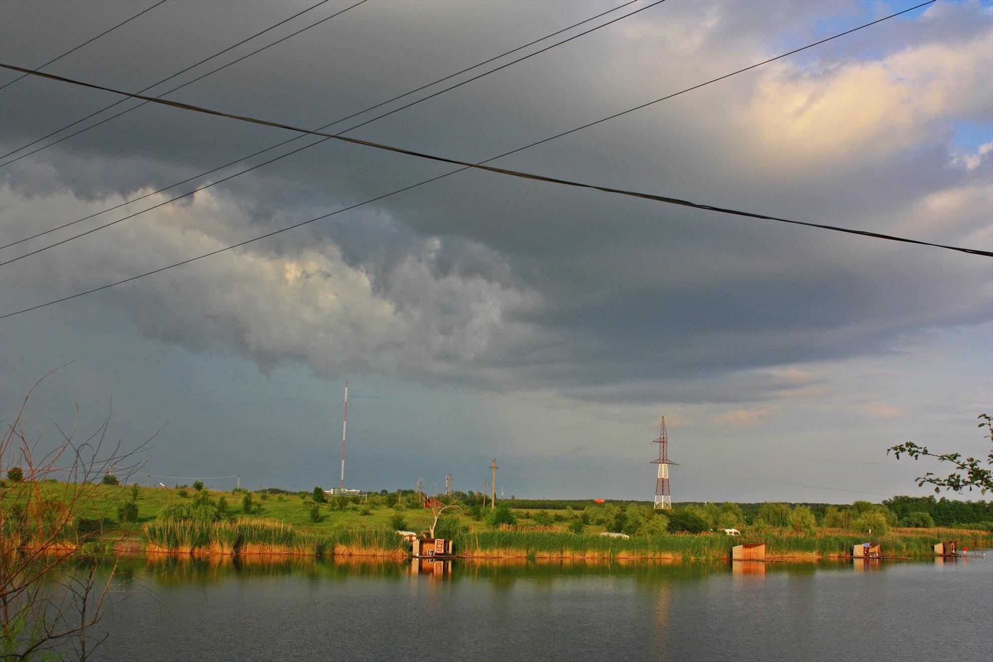 Atentie la firele de inalta tensiune de pe balti. Un alt pescar a murit electrocutat!